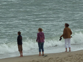 Oma mit Inez und Marc am Meer