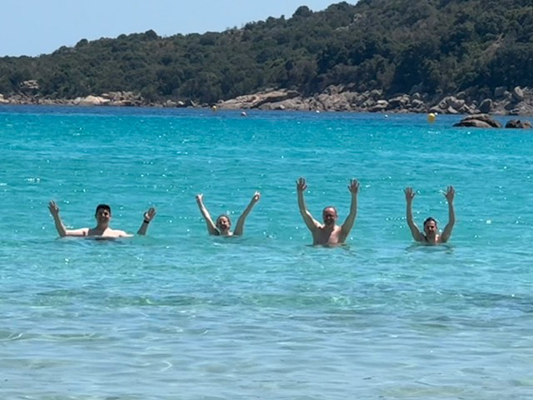 4 im Meer, eine fotografiert